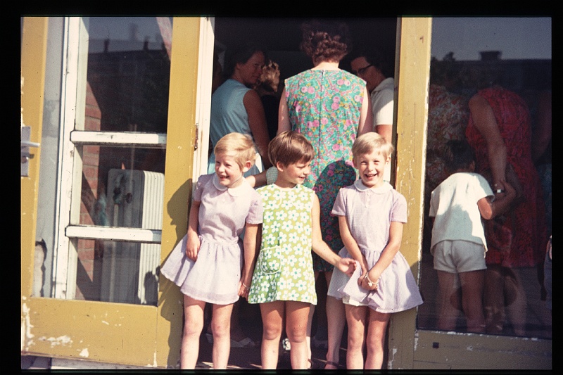 34.Delft aug 1969 Brigitte,Marion.JPG